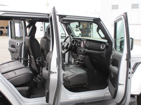 Used 2023 Jeep Wrangler Unlimited Sahara w/ Cold Weather Group AWD/4WD image 17