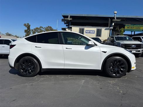 Used 2021 Tesla Model Y Long Range image 7