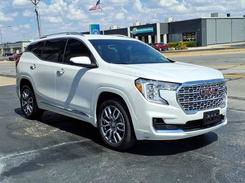 Used 2024 GMC Terrain Denali w/ Denali Premium Package AWD/4WD image 3