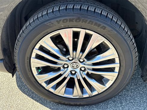 Used 2021 Toyota Venza XLE w/ Softex Package image 11