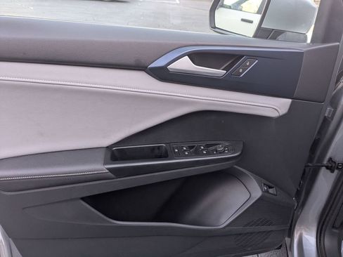 Used 2024 Volkswagen Taos SE image 11