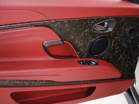 Used 2019 Aston Martin DB11 Volante RWD image 32