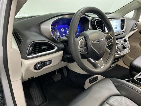 Used 2024 Chrysler Pacifica Touring-L image 2