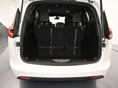 Used 2024 Chrysler Pacifica Select image 26