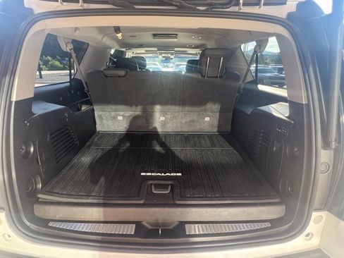 Used 2019 Cadillac Escalade ESV Premium Luxury image 26