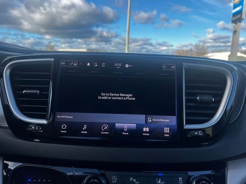 Used 2023 Chrysler Pacifica Touring-L FWD image 32