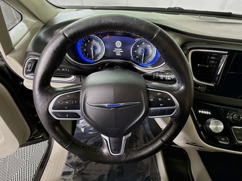 Used 2020 Chrysler Pacifica Touring-L Plus FWD image 21