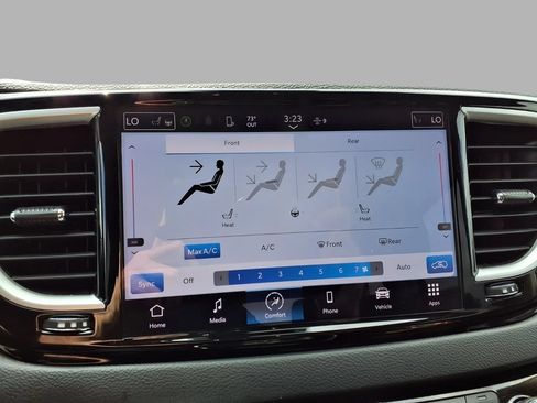Used 2023 Chrysler Pacifica Touring-L FWD image 7