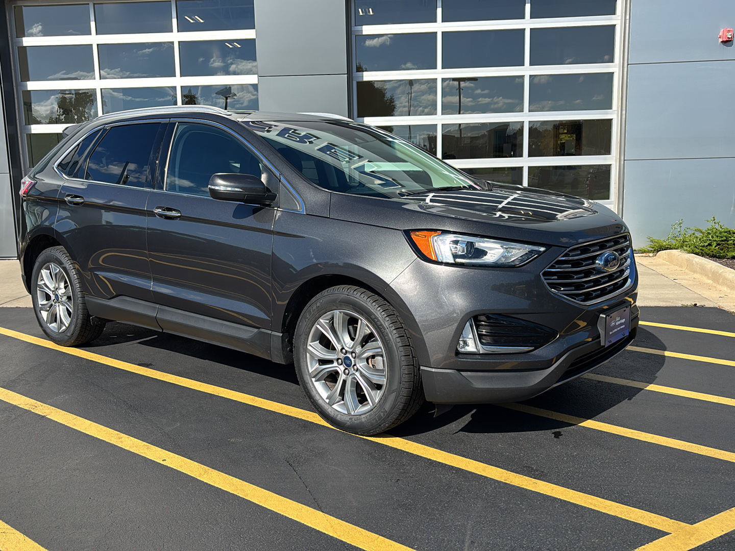 Certified 2019 Ford Edge Titanium w/ Cold Weather Package AWD/4WD image 2