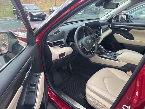 Used 2024 Toyota Highlander Platinum AWD/4WD image 12