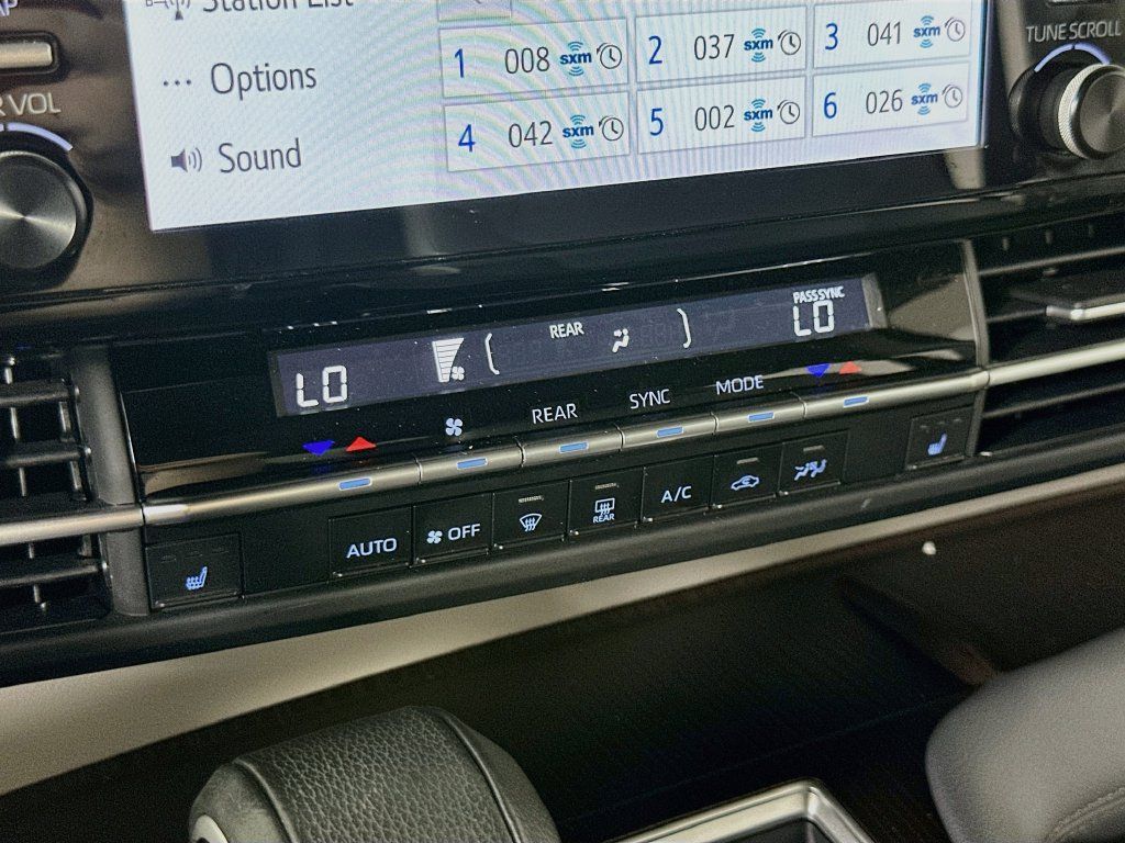 Used 2024 Toyota Sienna XLE FWD image 29
