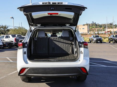 Certified 2023 Toyota Highlander L image 27
