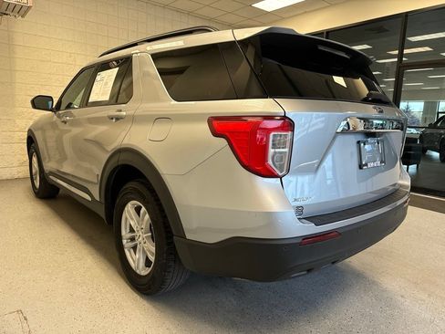 Used 2023 Ford Explorer XLT AWD/4WD image 3