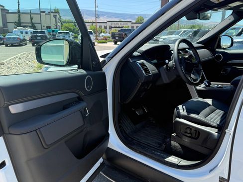 Used 2025 Land Rover Discovery Dynamic SE AWD/4WD image 9