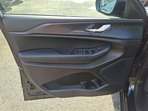 New 2025 Jeep Grand Cherokee L Altitude image 8