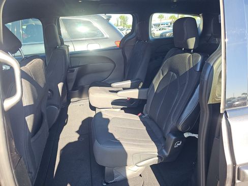 Used 2020 Chrysler Pacifica Touring w/ S Appearance Package FWD image 4