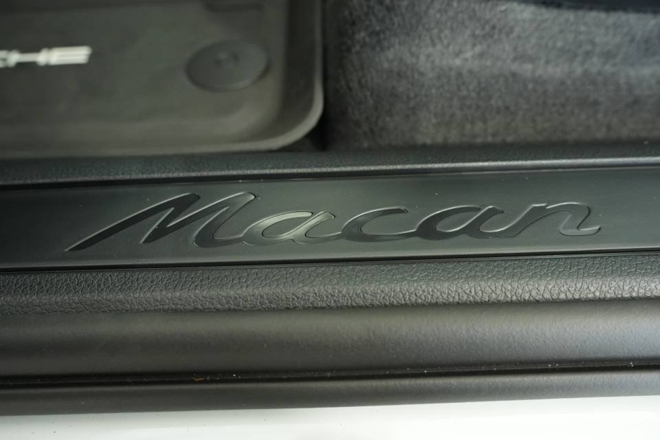 Certified 2025 Porsche Macan AWD/4WD image 32