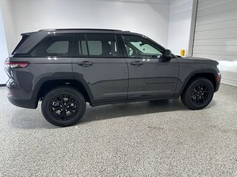 New 2025 Jeep Grand Cherokee Altitude image 27