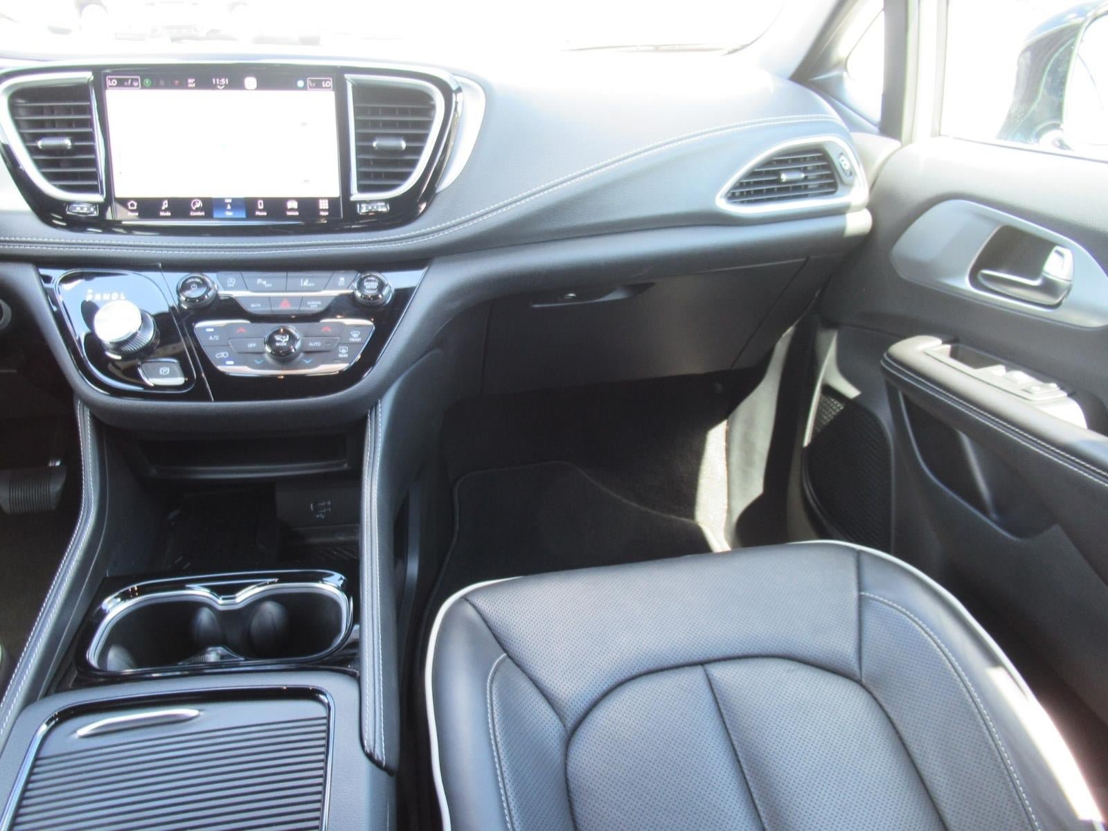 Used 2026 Chrysler Pacifica Limited FWD image 14