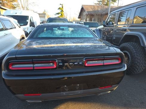 Used 2016 Dodge Challenger SXT image 10