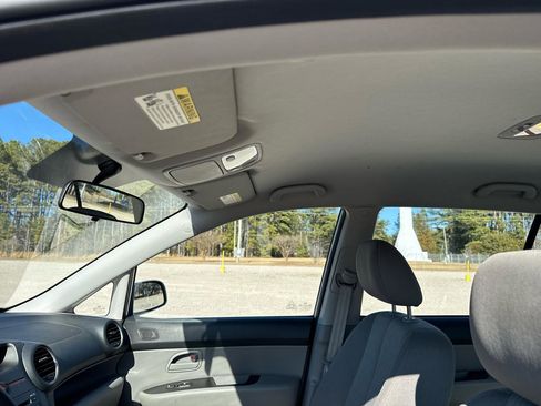 Used 2009 Kia Rondo LX image 12