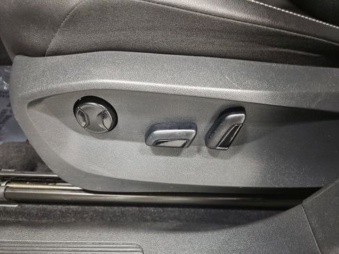 Used 2022 Volkswagen Tiguan SE image 16