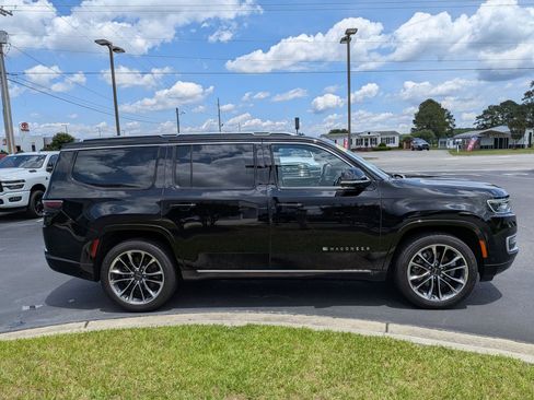 Used 2025 Jeep Wagoneer Series III w/ Premium Group I AWD/4WD image 4