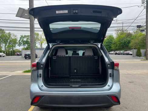 Used 2022 Toyota Highlander LE AWD/4WD image 9