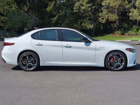 Used 2023 Alfa Romeo Giulia Veloce image 3