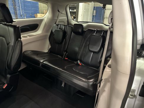 Used 2024 Chrysler Pacifica Touring-L image 23