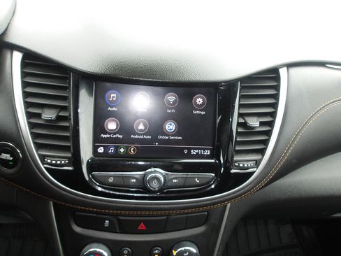 Used 2020 Chevrolet Trax LT w/ LT Convenience Package AWD/4WD image 19