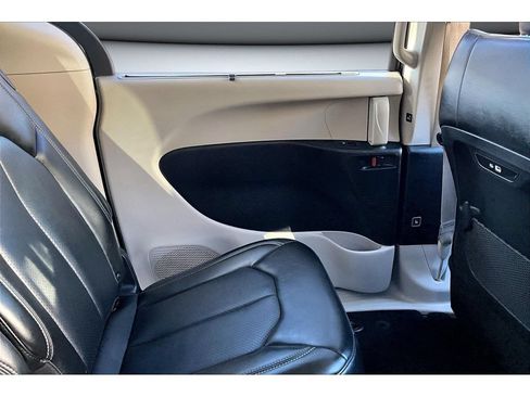 Used 2024 Chrysler Pacifica Touring-L FWD image 36