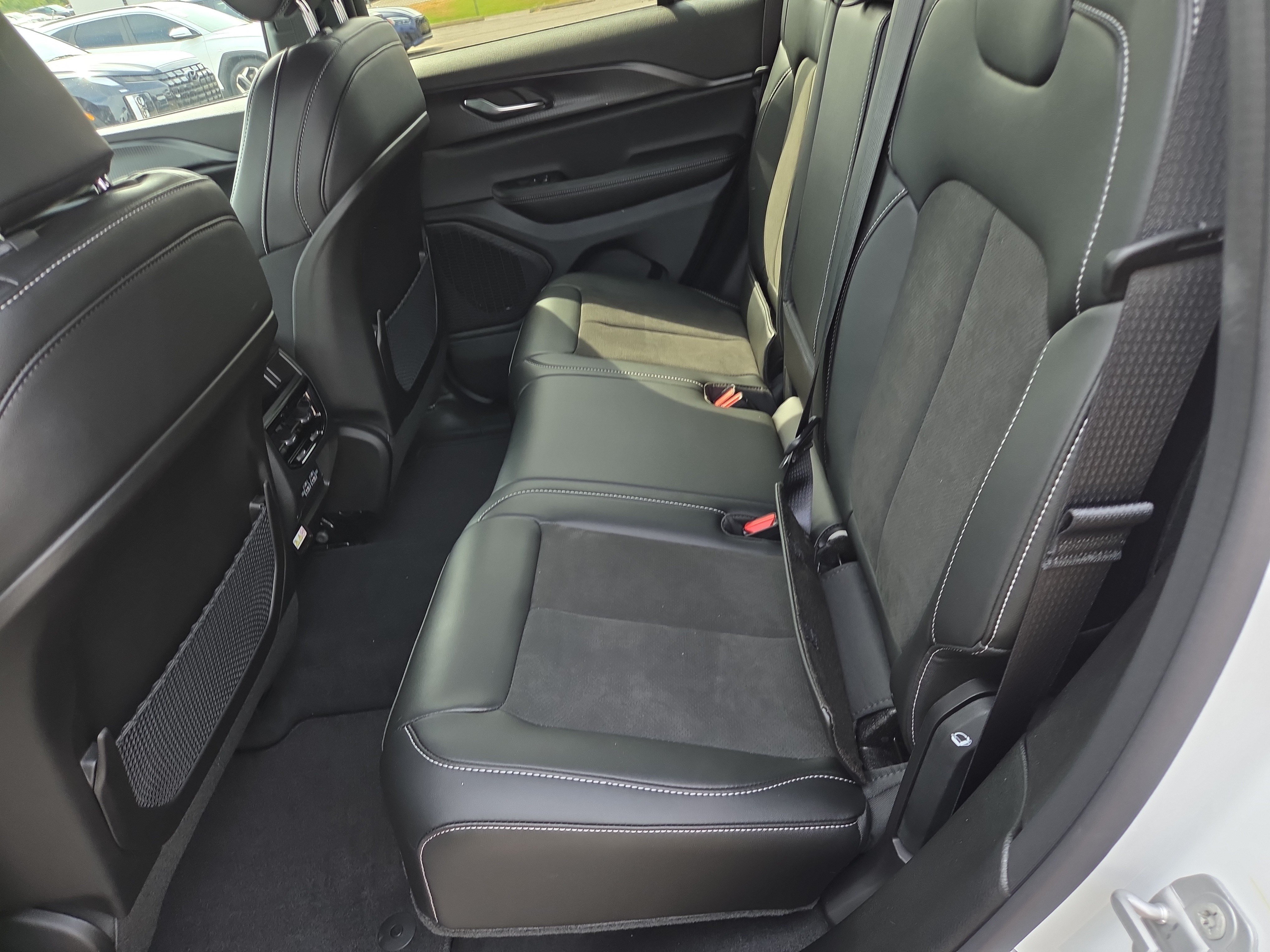 New 2027 Jeep Grand Cherokee Laredo X AWD/4WD image 6