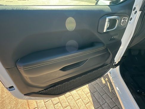 Used 2025 Jeep Wrangler Sahara image 14