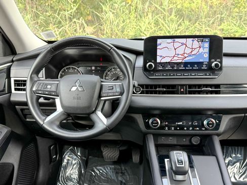 Used 2024 Mitsubishi Outlander AWD image 23