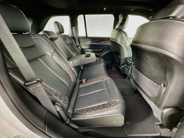 Used 2025 Jeep Grand Cherokee Summit w/ Obsidian Package AWD/4WD image 33