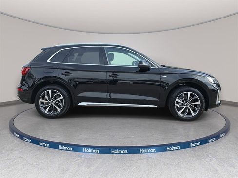 Used 2023 Audi Q5 2.0T Premium w/ Convenience Package image 3