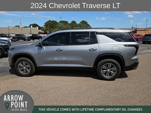 Used 2024 Chevrolet Traverse LT w/ Trailering Package FWD image 7