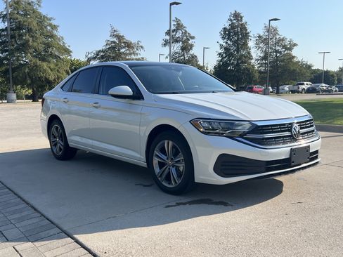 Used 2024 Volkswagen Jetta SE FWD image 2
