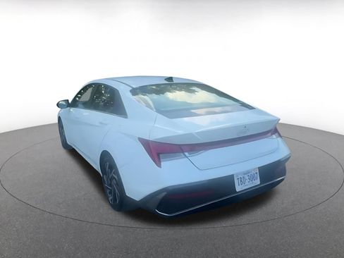 Used 2025 Hyundai Elantra SEL FWD image 9