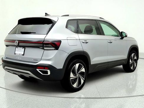 Used 2025 Volkswagen Taos SE AWD/4WD image 5