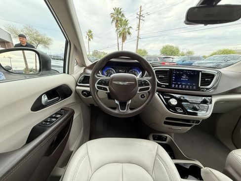 Used 2017 Chrysler Pacifica Touring FWD image 52