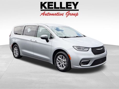 Used 2023 Chrysler Pacifica Touring FWD image 1