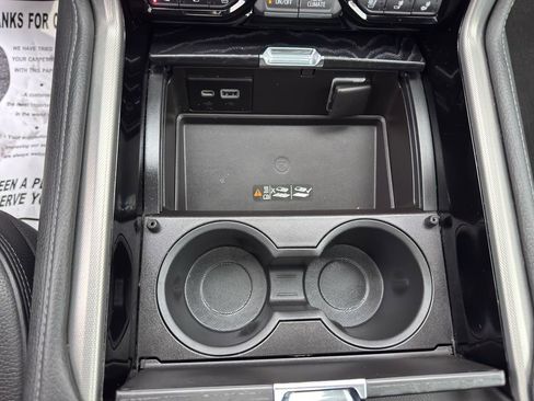 Used 2022 GMC Yukon Denali w/ Denali Premium Package image 29