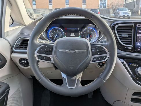 Certified 2023 Chrysler Pacifica Touring-L image 12