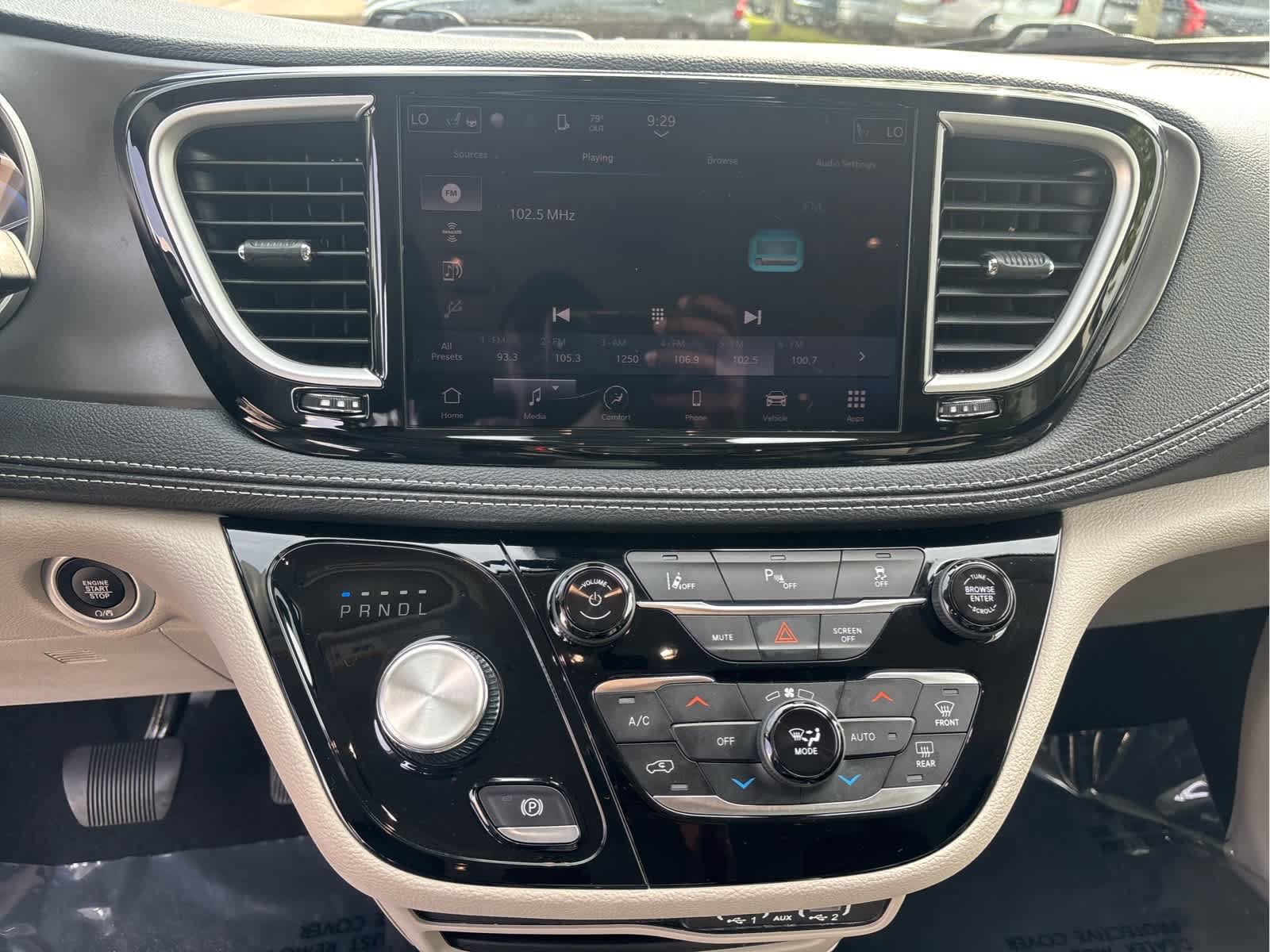 Used 2023 Chrysler Pacifica Touring-L FWD image 21