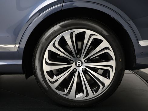 Certified 2025 Bentley Bentayga Extended Wheelbase AWD/4WD image 46