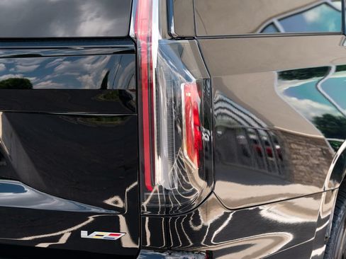 Used 2023 Cadillac Escalade ESV V w/ LPO, ONYX Package AWD/4WD image 13