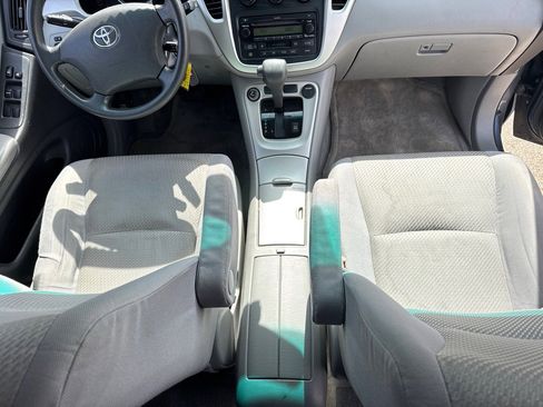 Used 2005 Toyota Highlander 4WD V6 w/ 3rd Row image 8