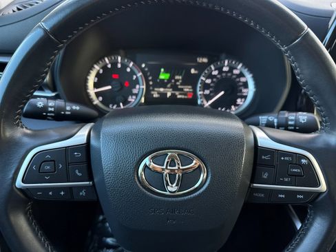 Used 2024 Toyota Highlander LE image 25